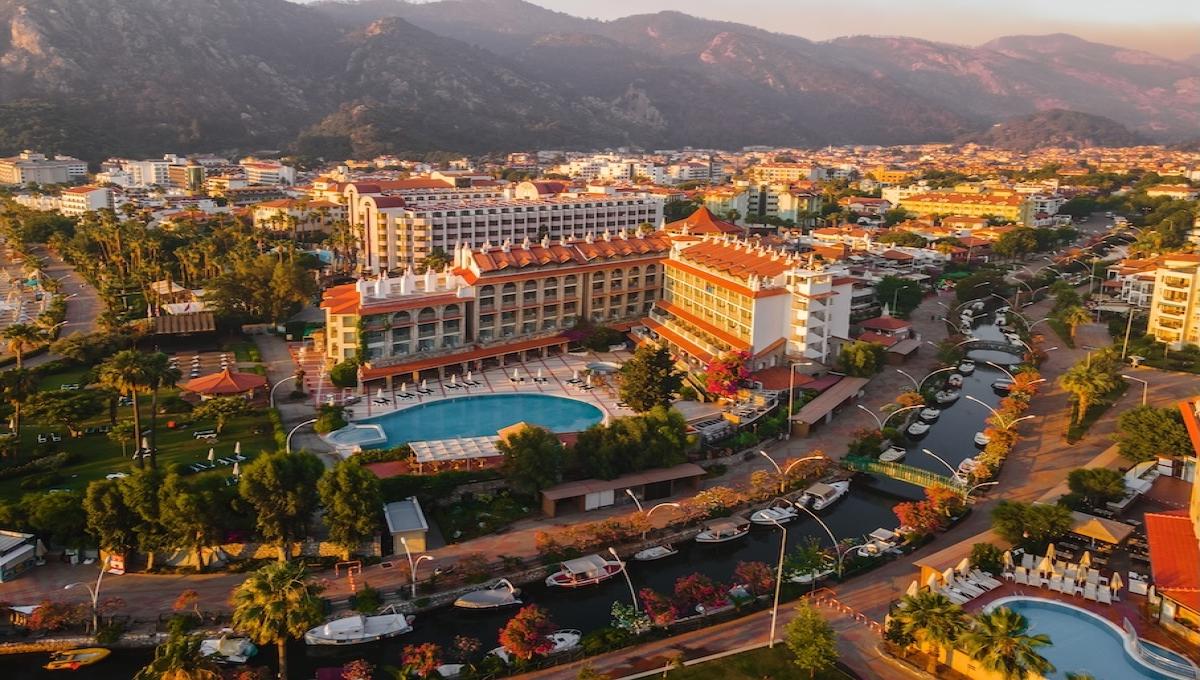 MARTI LA PERLA ADULTS ONLY 16+